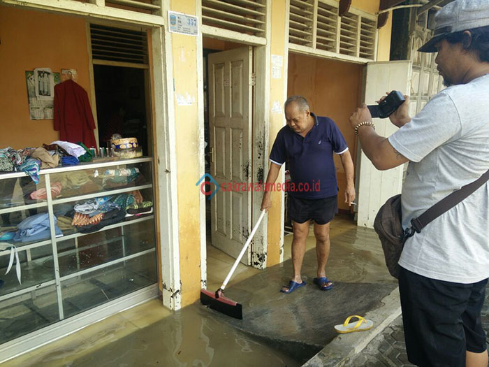 Pasca Banjir, Warga Kalipucang Pangandaran Mulai Bersihkan Rumah