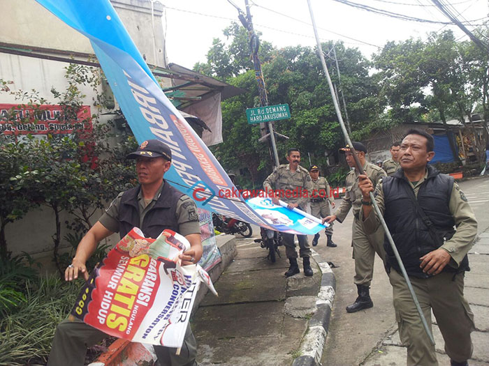Ratusan Spanduk Bakal Calon Wali Kota Diamankan Satpol PP