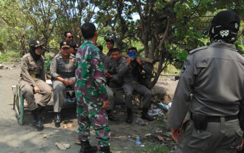 Satpol PP Bongkar Warung di Kawasan Blok Pamugaran Pangandaran