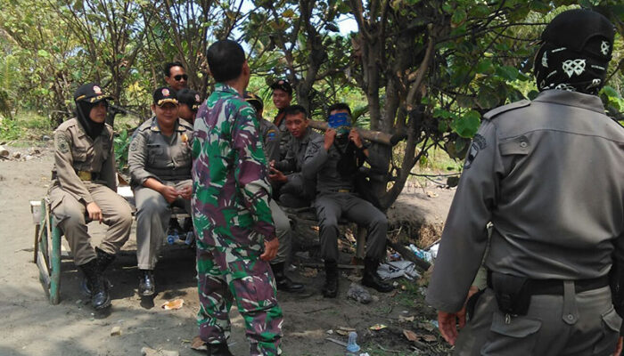 Satpol PP Bongkar Warung di Kawasan Blok Pamugaran Pangandaran