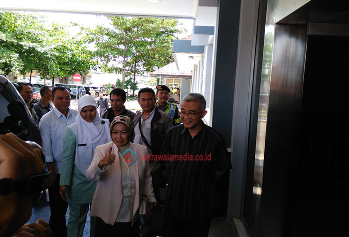 Senyuman Atty-Azul Usai Periksa Kesehatan Penyakit Dalam