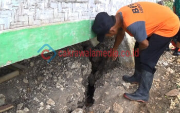 Retakan Tanah itu Mengancam Rumah Warga