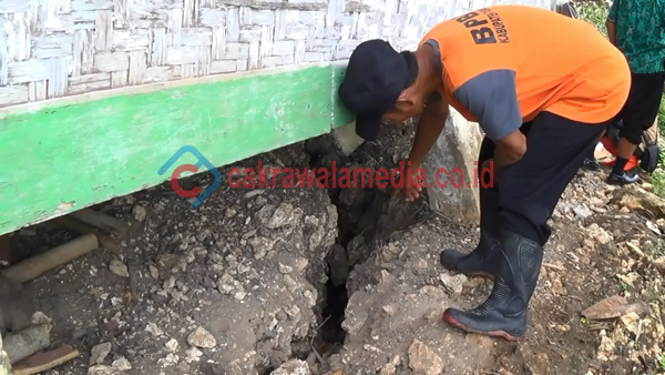 
					Petugas BPBD tengah melakukan pengecekan  pergeseran tanah yang mengancam puluhan rumah di Kec Sukaraja Kab Tasikmalaya. ( dzm - Photo )