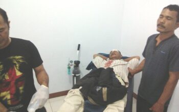 Gas dan Rem Blong, Motor Tukang Kerupuk Hantam Pintu Besi