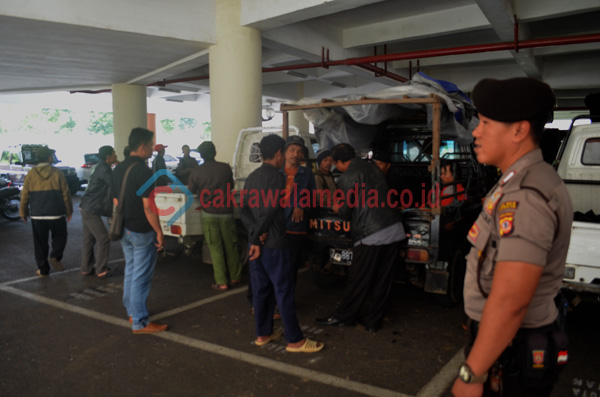 
					Kesal dengan sikap oknum Kadesnya Warga Culamega Kab Tasikmalaya datangi gedung DPRD Senin ( 19/09 )