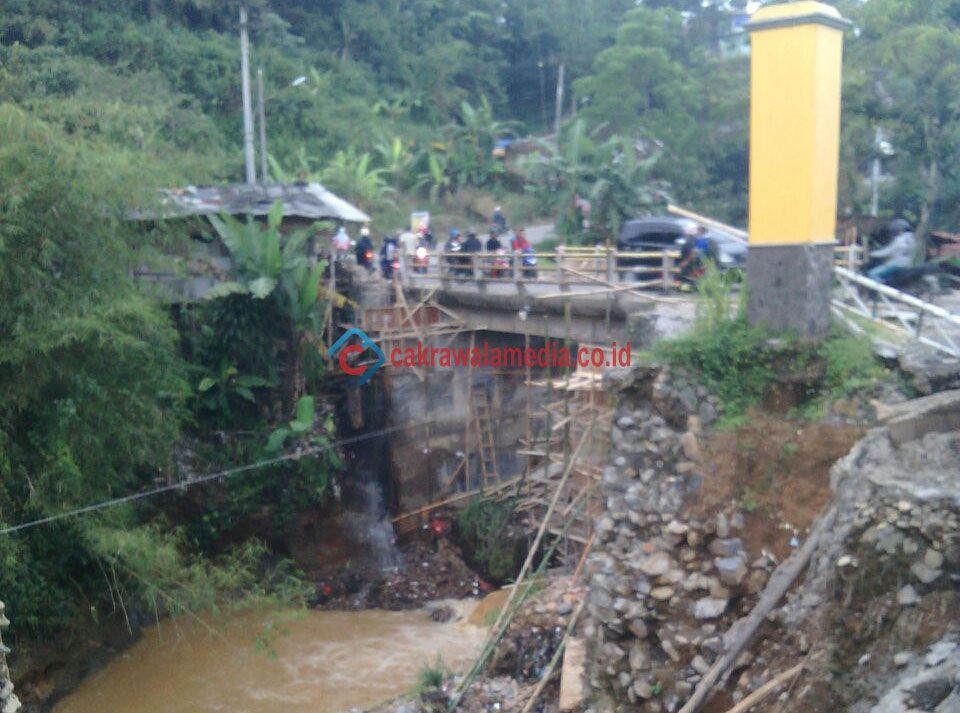 Aktivitas Warga Terhambat Akibat Longsor di Jalur Alternatif Cigombong - Cihideung