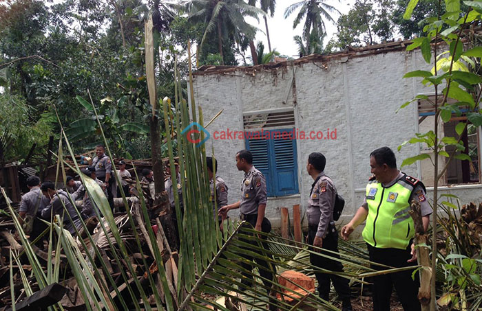 Anggota Polres Ciamis Gelar Baksos di lokasi Bencana Puting Beliung