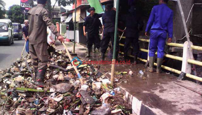 Antisipasi Banjir, PSDA Bersama Warga Bersihkan Saluran Kali Cisalim