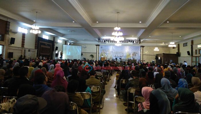 Atty Serahkan Langsung Beasiswa Bagi Ribuan Siswa Menengah di Cimahi