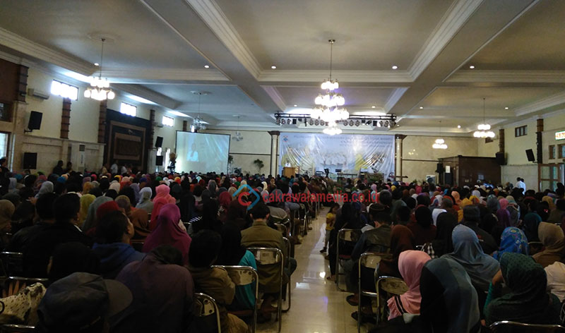 Atty Serahkan Langsung Beasiswa Bagi Ribuan Siswa Menengah di Cimahi
