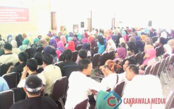 Dinsos Serahkan Buku Rekening untuk Bantuan Rehab Rumah dan KUBE