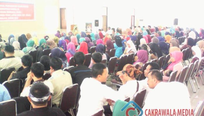 Dinsos Serahkan Buku Rekening untuk Bantuan Rehab Rumah dan KUBE