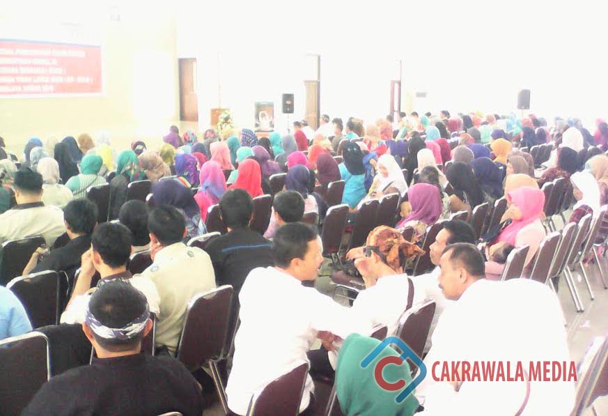 dinasos serahkan buku rekening-untuk bantuan rehab rumah dan kube