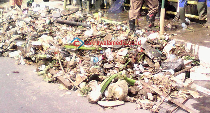 Duh, Masih Banyak Warga Sukamanah Cipedes Buang Sampah ke Sungai
