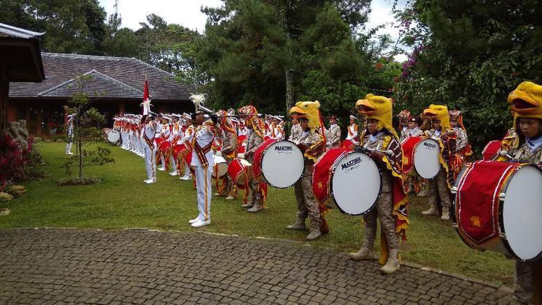 Lagu Indonesia Raya Menyambut Kedatangan Jokowi di Kediaman Prabowo
