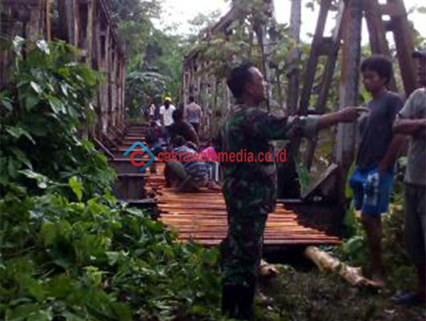 Manfaatkan Rel KA, Warga Bikin Jembatan Penghubung Babakan - Putrapinggan