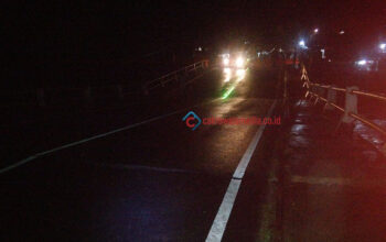 Pengendara Sepeda Motor Nekad Lintasi Jembatan Amblas di Pangandaran