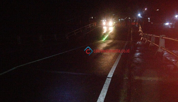 Pengendara Sepeda Motor Nekad Lintasi Jembatan Amblas di Pangandaran