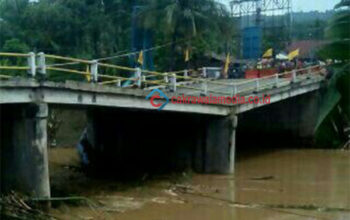 Petugas Resmi Menutup Total Jembatan Amblas, Pengendara Motor Klimpungan