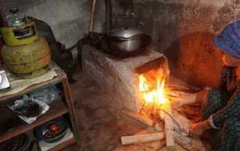 Sulitnya Gas 3 Kg, Warga Lembang Beralih ke Kayu Bakar