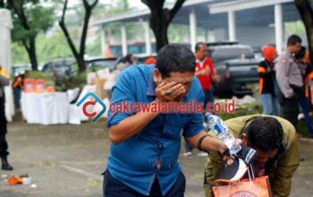 Saat Tamu Undangan ” Menangis ” dan Kocar Kacir Dari Podium
