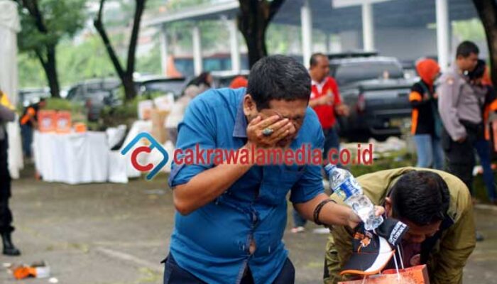 Saat Tamu Undangan ” Menangis ” dan Kocar Kacir Dari Podium