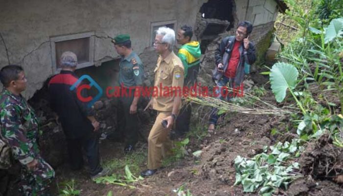 Rumah Udin Nyaris Roboh Diterjang Longsoran Batu dan Tanah