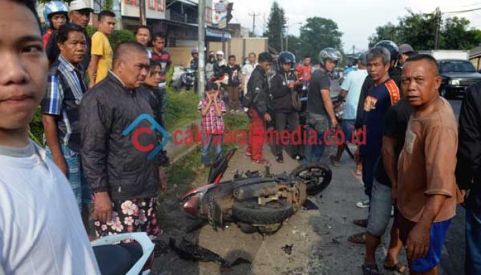 Diduga Rem Blong , Motor Tabrak Dua Kendaraan Sekaligus… Dua Orang Terluka Parah
