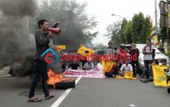 Kecewa Dengan Sikap DPRD, Mahasiswa Gembok Gedung Dewan