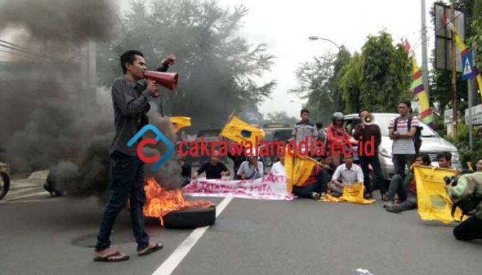 Kecewa Dengan Sikap DPRD, Mahasiswa Gembok Gedung Dewan