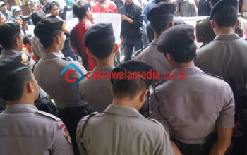 Ups..Belasan Polisi Satroni Markas Koramil ??