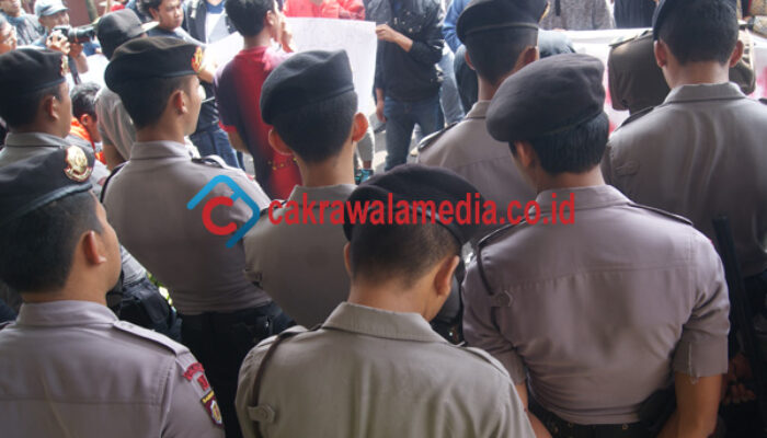 Ups..Belasan Polisi Satroni Markas Koramil ??