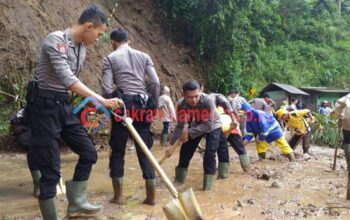Diguyur Hujan Sebuah Tebing Menutup Jalan Provinsi Tasikmalaya – Garut