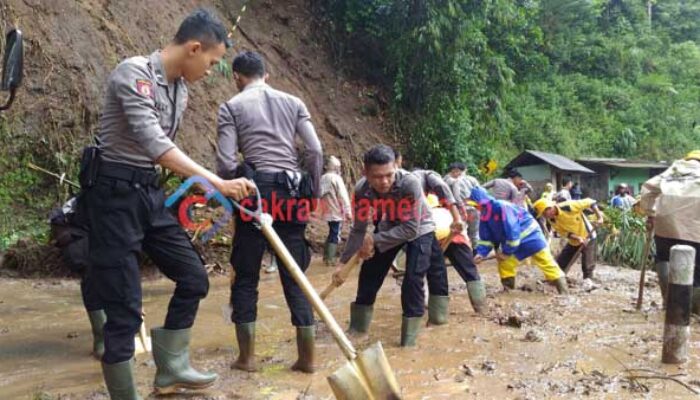 Diguyur Hujan Sebuah Tebing Menutup Jalan Provinsi Tasikmalaya – Garut