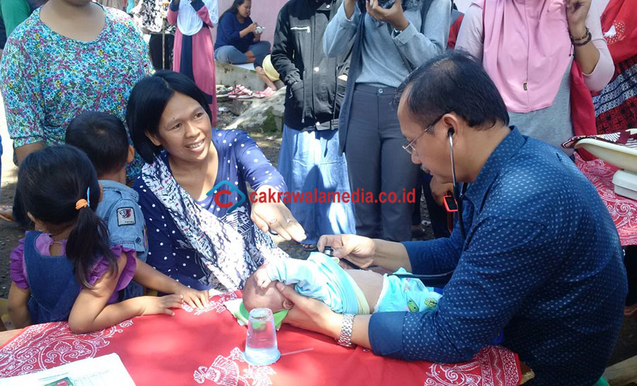 Asep Hidayat Bantu Periksa Balita di Posyandu Ciroyom