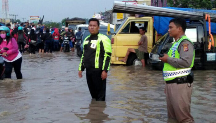 Banjir Kahatex, Pengendara Terjebak Macet Puluhan Jam