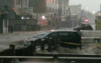 Banjir Pagarsih Bandung Menyeret 2 Mobil