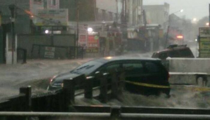 Banjir Pagarsih Bandung Menyeret 2 Mobil