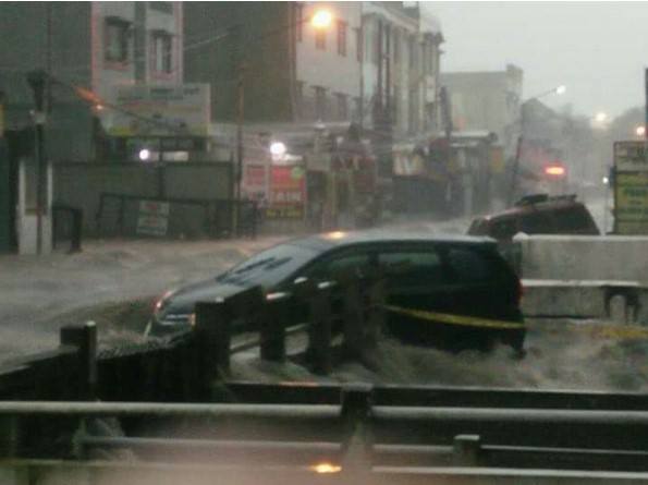 Banjir Pagarasih Bandung Menyeret 2 Mobil