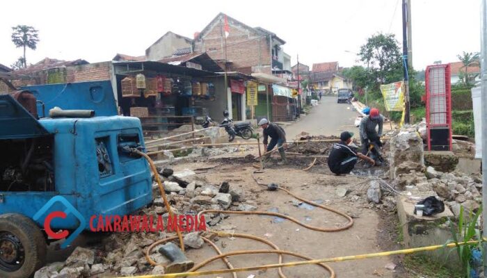 Jembatan Cipanawar Direhab, Warga Terpaksa Putar Arah
