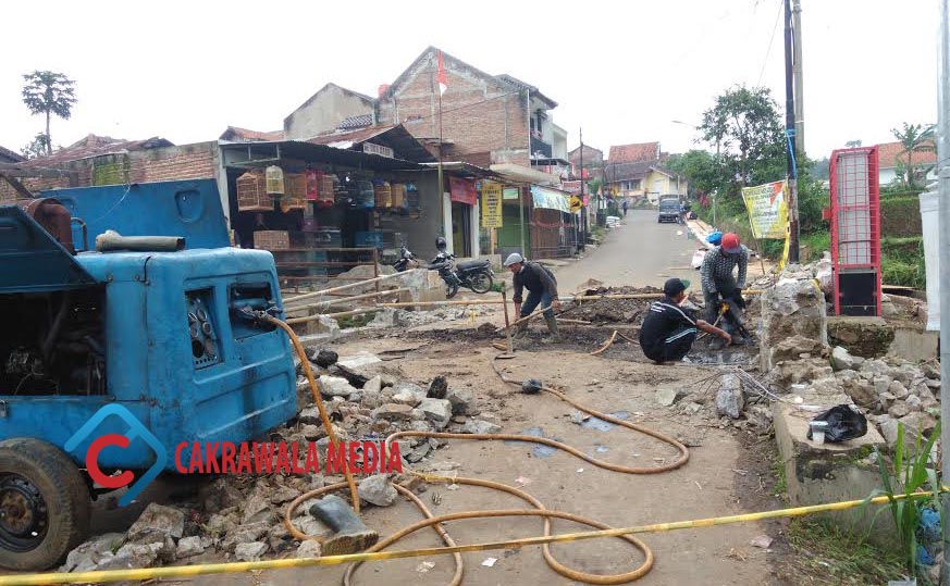 Jembatan Cipanawar Direhab, Warga Terpaksa Putar Arah