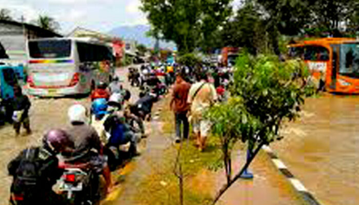 Kabupaten Bandung Dikepung Banjir, Macet di Mana-mana