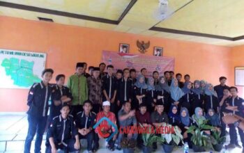 Memperingati Hari Pahlawan dengan Tanam Pohon dan Cat Masjid