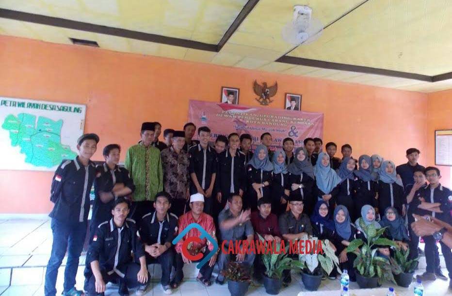 Memperingati Hari Pahlawan dengan Tanam Pohon dan Cat Masjid