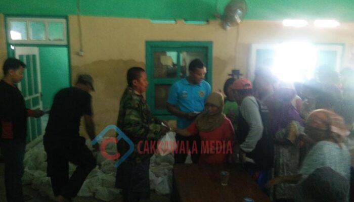 Peduli Bencana Banjir Bandang, Karang Taruna Desa Putrapinggan Bagikan 197 Paket Sembako