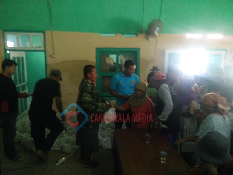 Peduli Bencana Banjir Bandang, Karang Taruna Desa Putrapinggan Bagikan 197 Paket Sembako