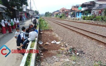 Nyebrang Rel Sambil Main Hp, Siswa SMK di Cimahi Langsung Tewas Ditabrak Kereta Api