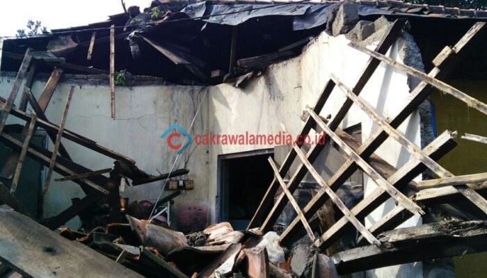 Tak Kuat Menahan Air Deras, Tembok Bangunan di Melong Roboh