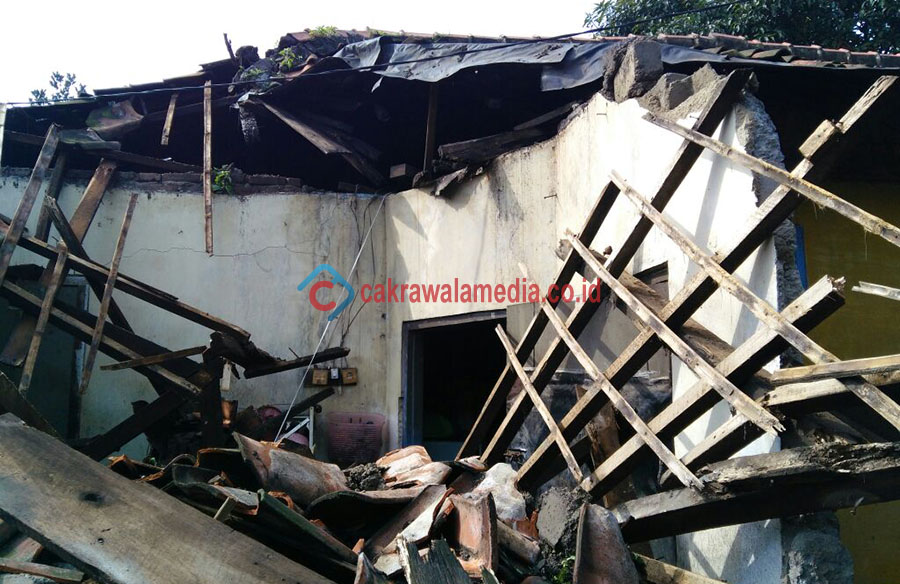 Tak Kuat Menahan Air Deras, Tembok Bangunan di Melong Roboh