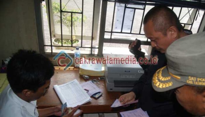 Ditanya Dari Mana Amplop Ini ? Petugas itu Bilang Siap Salah Pak..